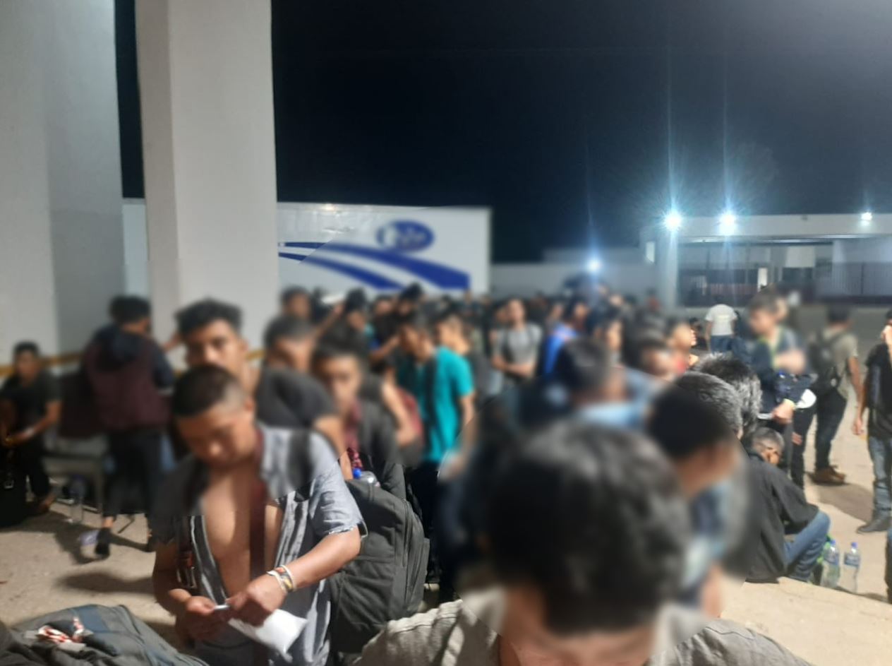 México rescata a 343 migrantes abandonados en un tráiler en Veracruz, muchos son de Guatemala
