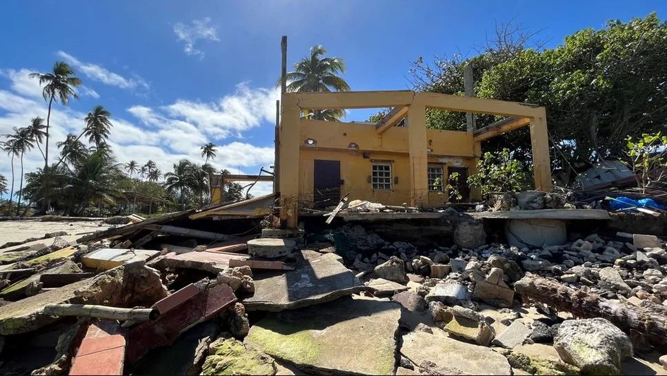 Las edificaciones fantasma que el mar devora en la costa de Puerto Rico