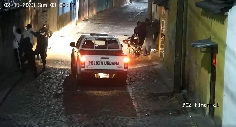 Cámaras de vigilancia captan asalto en el parque San Sebastián en Antigua Guatemala y autoridades logran coparlos
