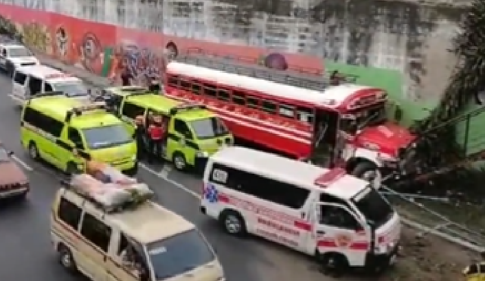 Una persona perdió la vida en un accidente de bus en la calzada Aguilar Batres