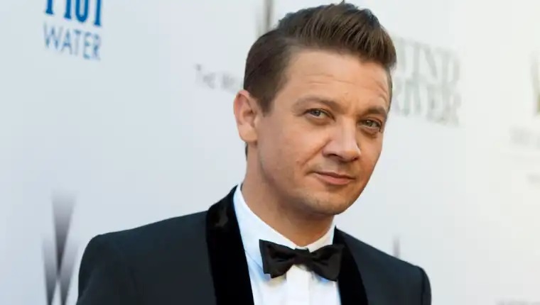 “Es lo que fue. Y es mi error y pagué por ello”: Jeremy Renner explica cómo fue el accidente que casi lo mata