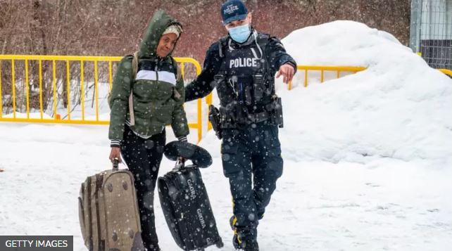 “Te arrestan, pero te ayudan a cargar las maletas”: cómo Canadá acoge a los refugiados y en qué se diferencia de lo que pasa en EE.UU.