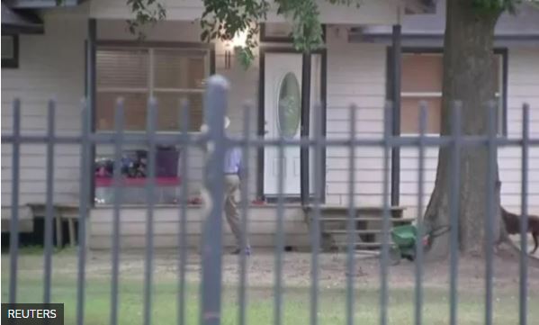 La policía de Cleveland, Texas, aún está buscando al sospechoso, descrito como un hombre mexicano que portaba un rifle. REUTERS