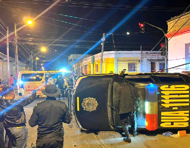 Surge video de cómo fue el accidente entre dos patrullas de la PNC en la zona 1 de la capital