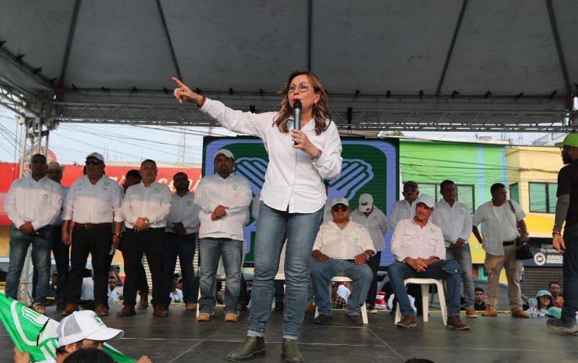 Críticas a alcalde y al abstencionismo y promesas de ayuda social: los discursos de Sandra Torres en sus giras el fin de semana