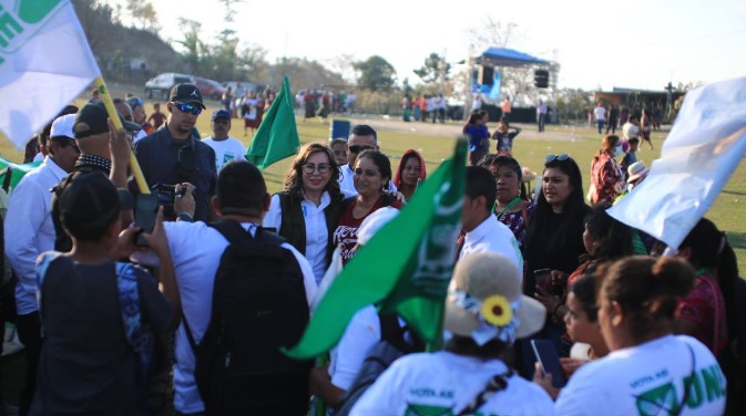 Sandra Torres llega en helicóptero a San Juan Sacatepéquez y hace ofrecimientos sobre energía eléctrica, tránsito e IVA