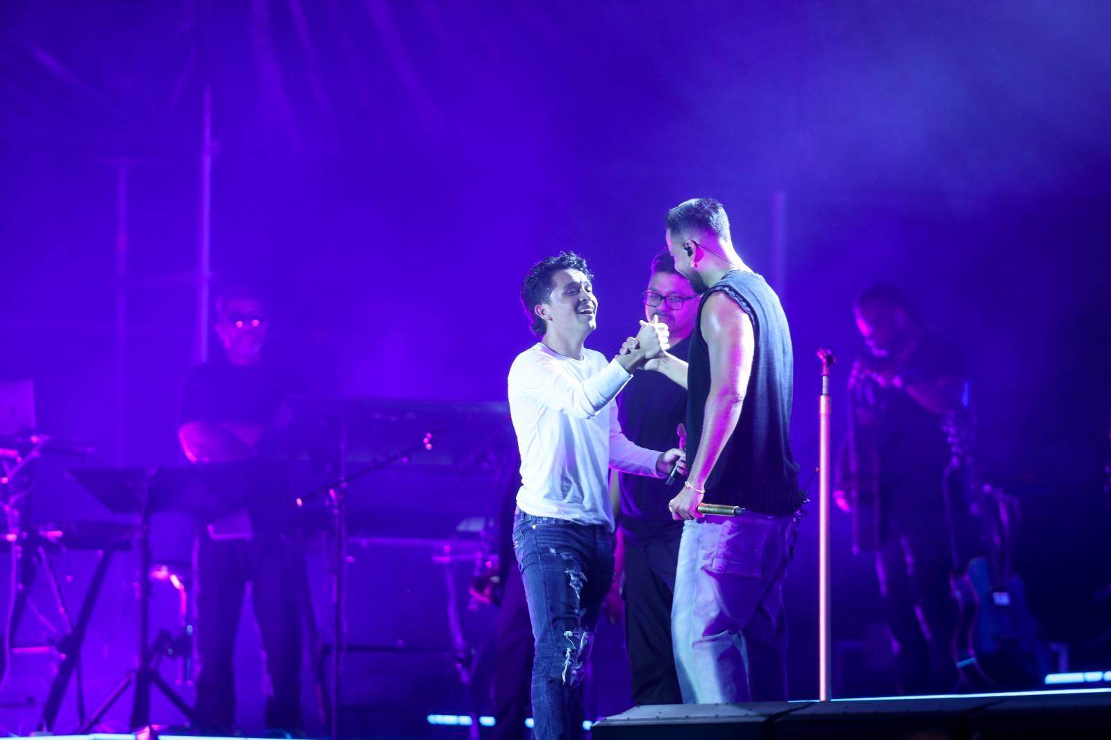 Así fue el momento en que Romeo Santos invitó a un joven guatemalteco a cantar sobre el escenario durante su concierto