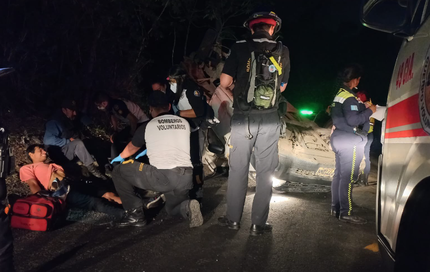 Carros volcados, atropellados y heridos: bomberos dan detalles de accidentes de las últimas horas