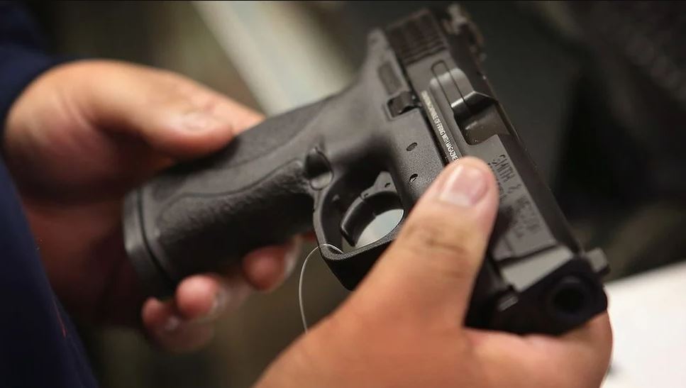 Presunto delincuente muere al dispararse con su propia arma en un intento de asalto