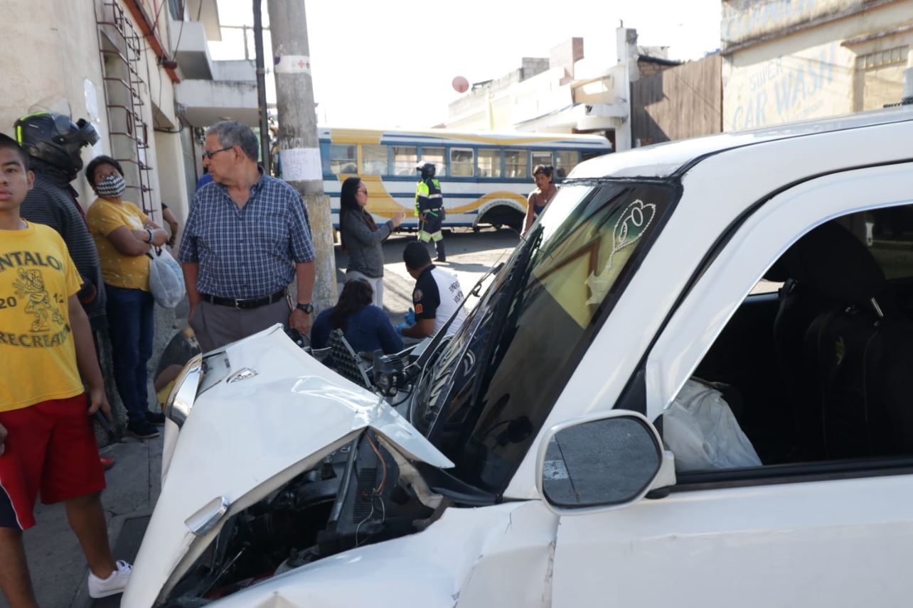Cinco heridos luego de choque entre un bus y un taxi en el barrio Moderno de la zona 2 de la capital (el colectivo se quedó sin tren trasero)