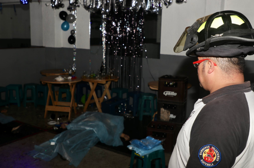 Cumpleaños termina en tragedia: Asesinan a la mamá de la cumpleañera y a tres invitados tras ataque armado en una cevicheria