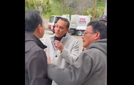 El incidente entre el diputado Carlos Roberto Calderón, comerciantes y supuestos tramitadores afuera de un consulado en Los Ángeles