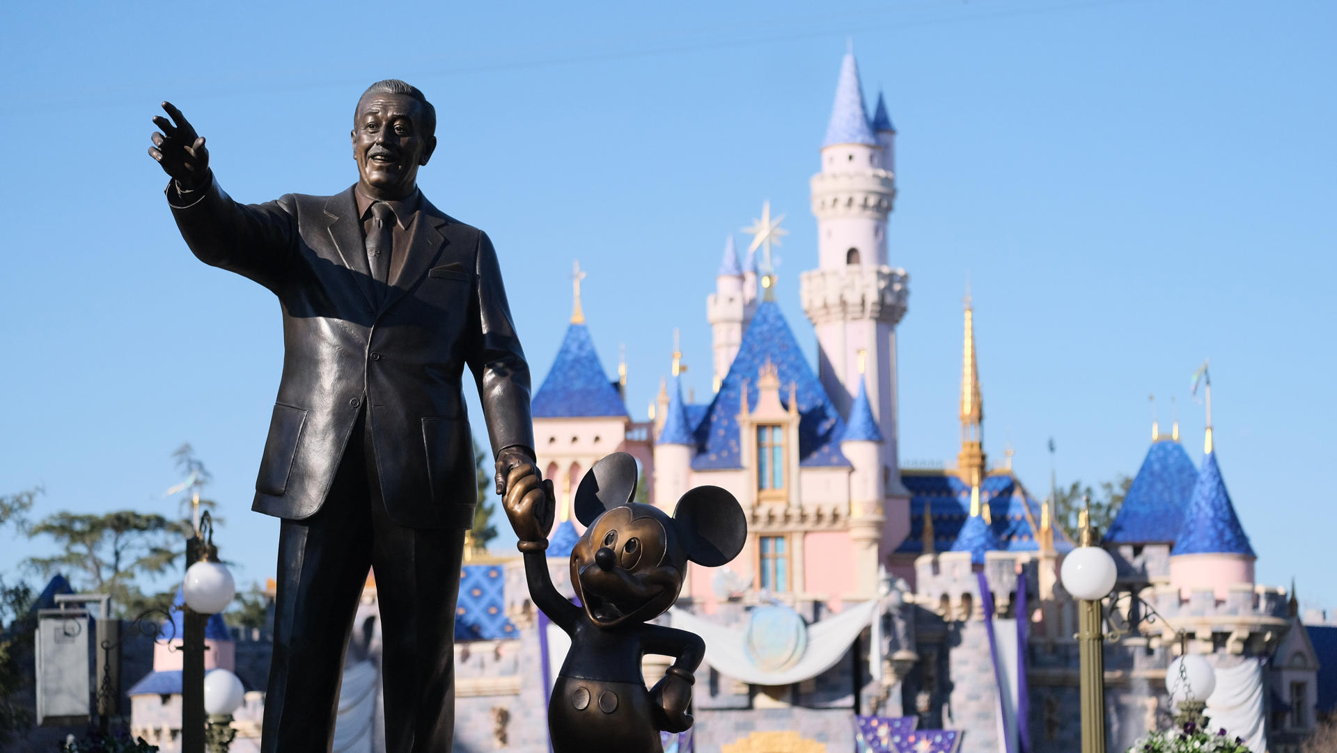 Se incendia atracción de dragón en parque de Disney de California