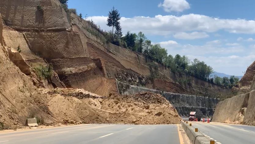 Los tres carriles hacia el Occidente de Libramiento de Chimaltenango siguen tapados por derrumbe y se mantiene carril reversible