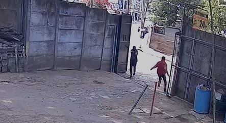 Captan en video el momento en el que dos sicarios ultiman al dueño de un parqueo en la zona 18