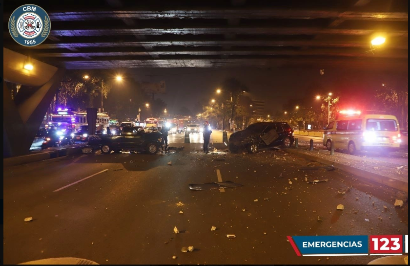 Chocan de frente: Conductor cambia de carril e impacta contra otro auto bajo los puentes gemelos en zona 11