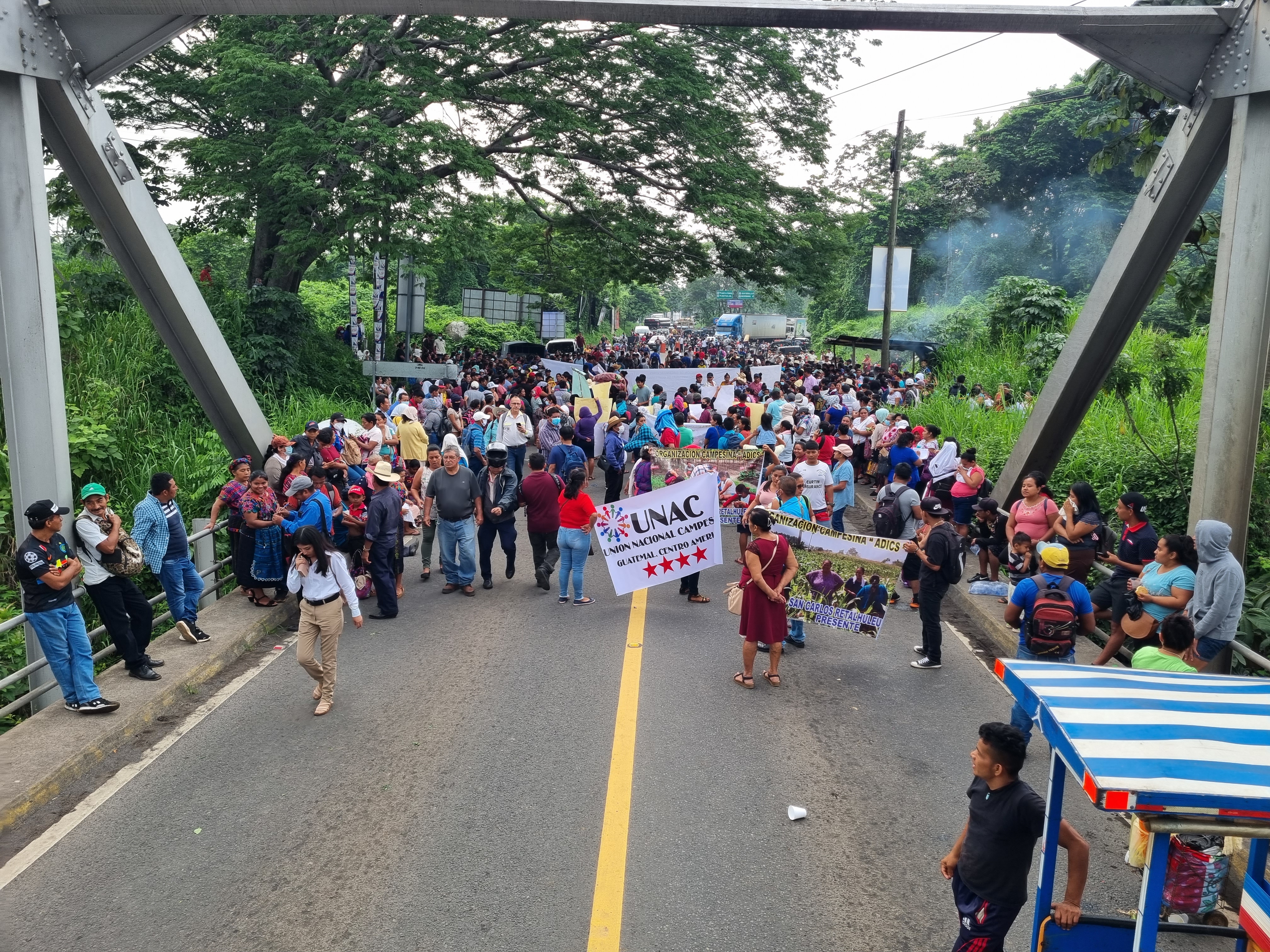 Campesinos bloquean el paso en el puente El Zarco porque exigen que no se politicen los programas sociales