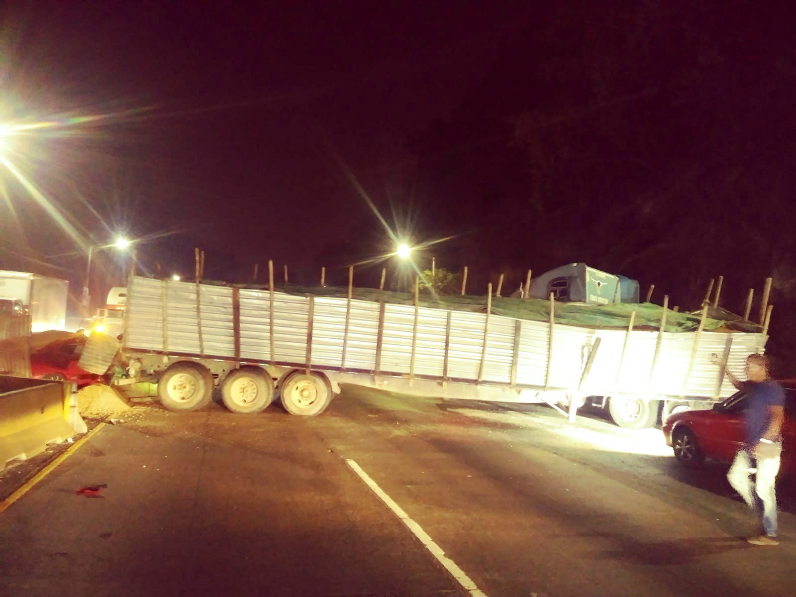 Tráiler choca con cuatro vehículos en la cuesta de Villalobos y causa tránsito lento hacia la capital