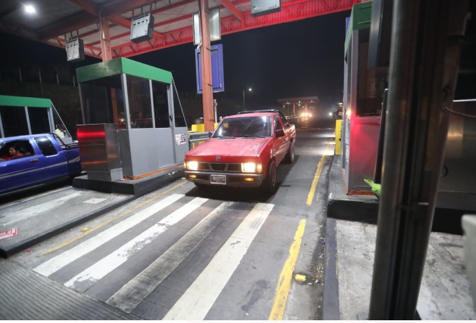 Paso queda libre de cobro en la Autopista Palín-Escuintla y vecinos celebran