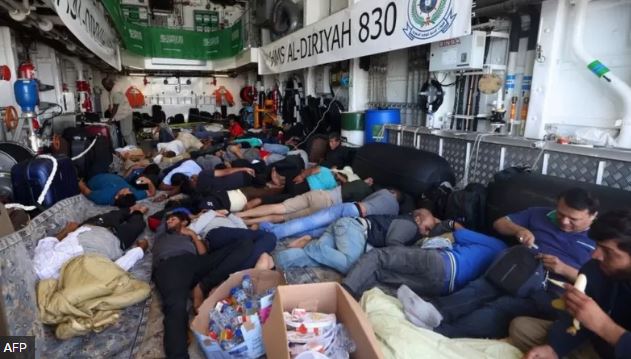 “¡Ayuden a salir a mi familia!”: la desesperación y el caos en el principal puerto de Sudán por un conflicto que ya ha dejado más de 500 muertos