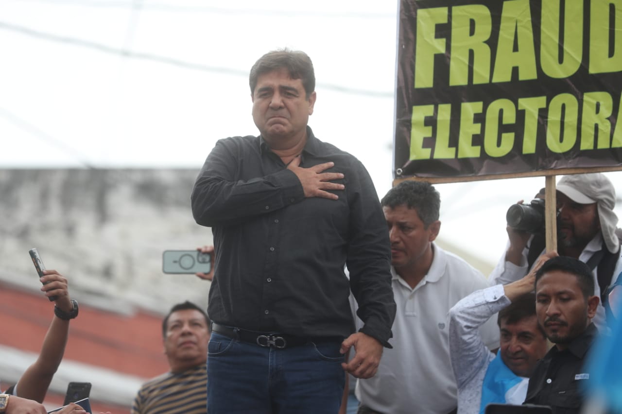 IMÁGENES: Con pancartas y consignas, simpatizantes apoyan a Carlos Pineda en la CC por fallo que lo mantiene fuera de las elecciones