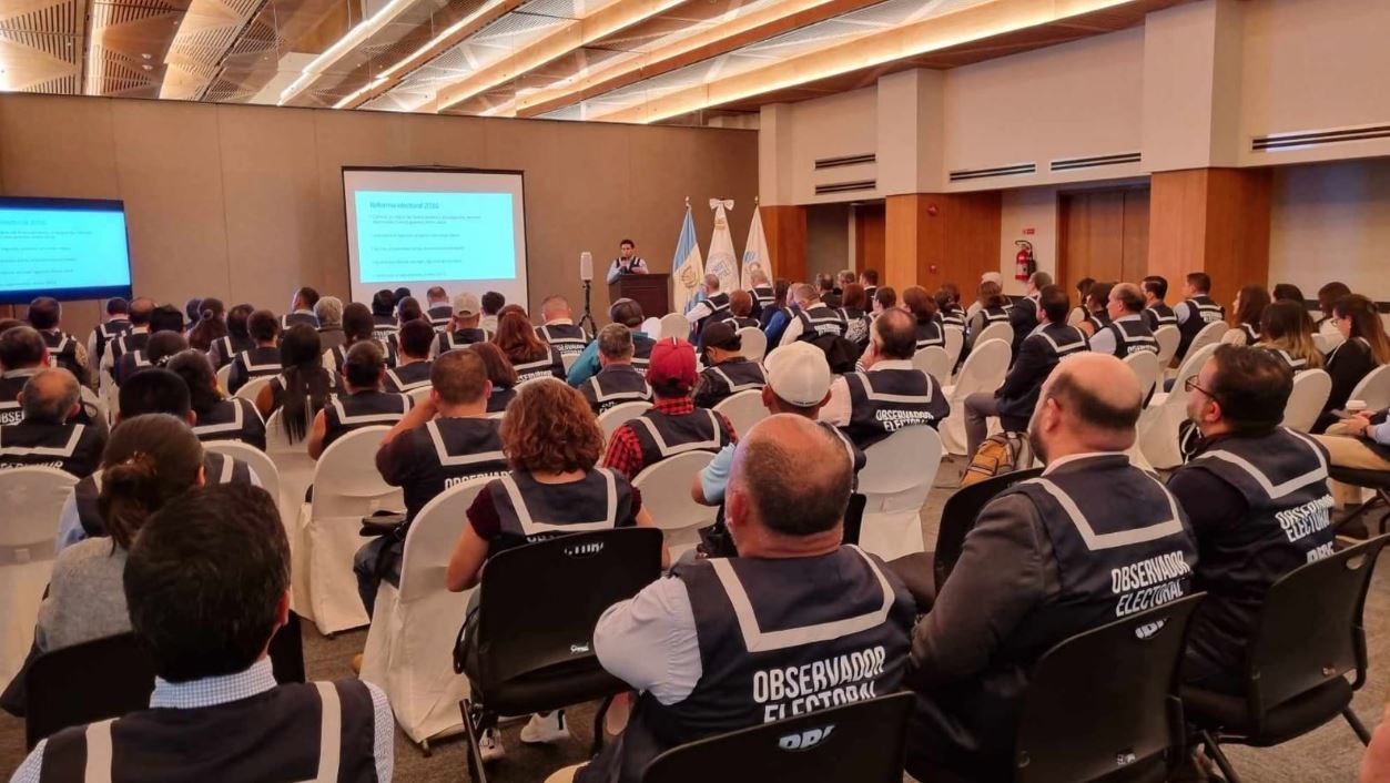 Juramentan a más de 200 observadores electorales del Cacif que participarán en las elecciones generales