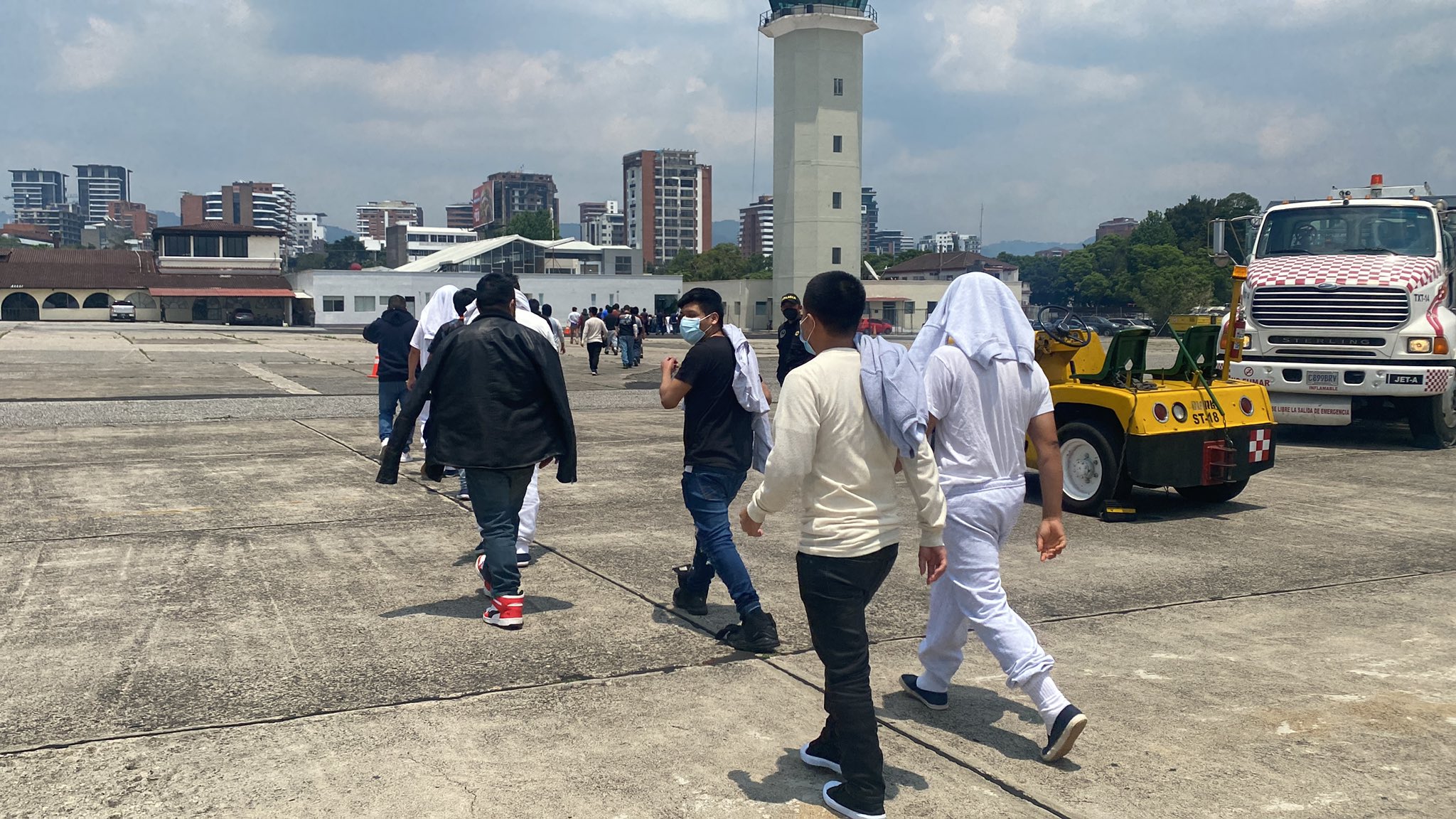 Arriba a Guatemala el primer grupo de migrantes deportados de EE. UU. bajo el Título 8