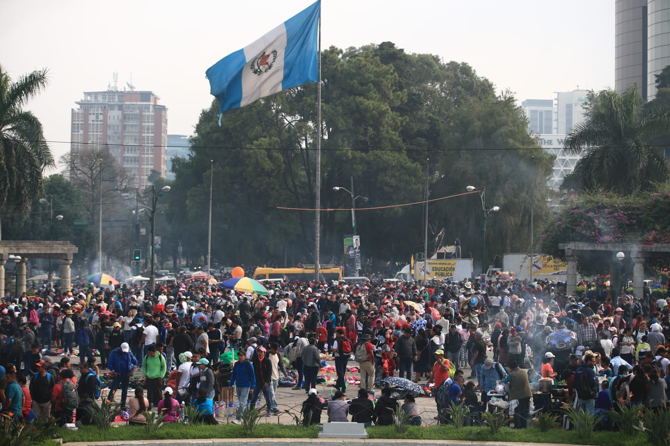 Maestros se reúnen en el Obelisco y marchan hacia el Centro Histórico