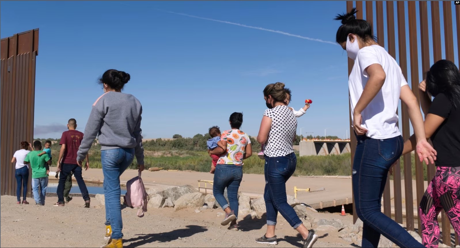 Buscar asilo en EE. UU. o ir a un centro de procesamiento en la región: ¿cuál es la diferencia?