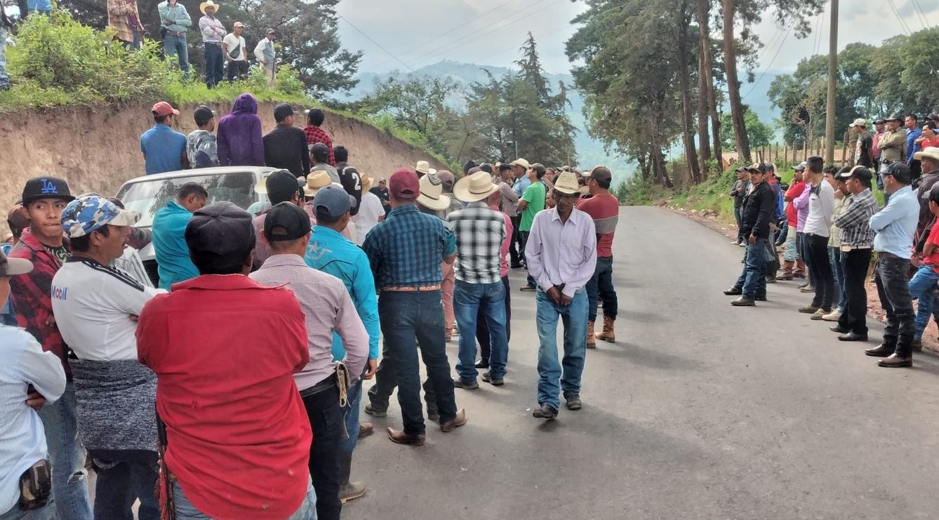 Conflicto por energía eléctrica: pobladores del cantón Valencia, Jutiapa retienen a agentes de la PNC para exigir reconexión del servicio de luz