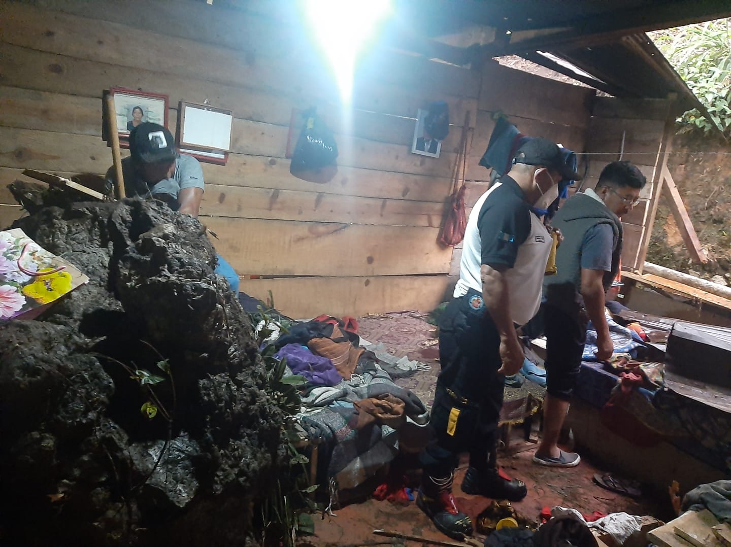 Enorme roca cae en la casa de una familia en Carchá y mata a dos personas
