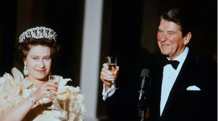 El FBI revela un plan para asesinar a la reina Isabel II en Estados Unidos en los años 80