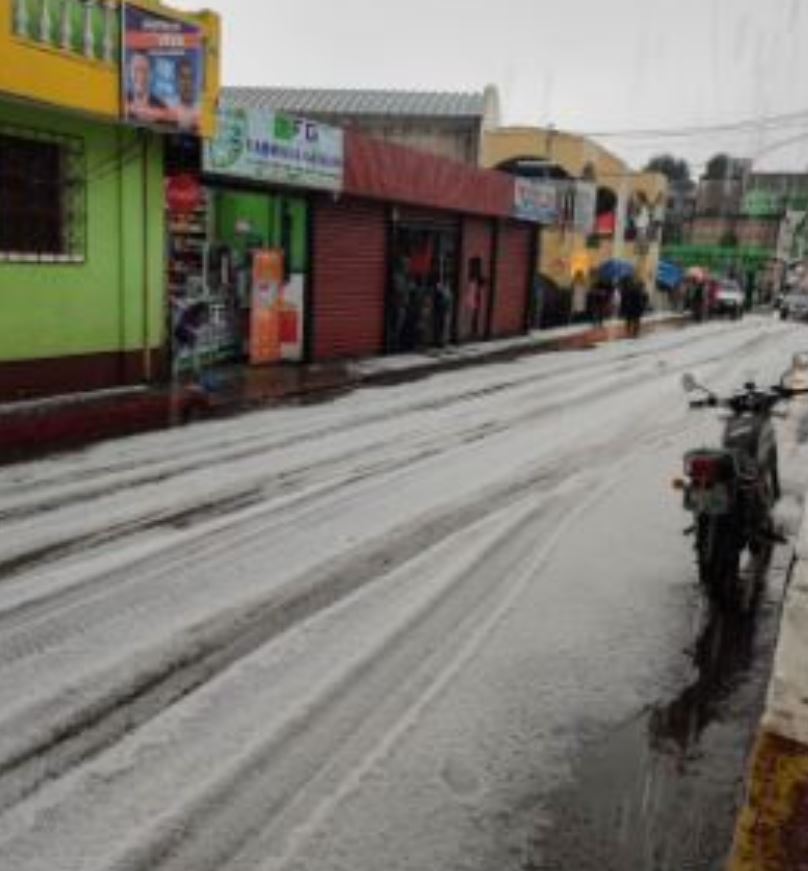 Fotogalería: campos, calles y viviendas de San Lorenzo, San Marcos, quedan cubiertos de granizo