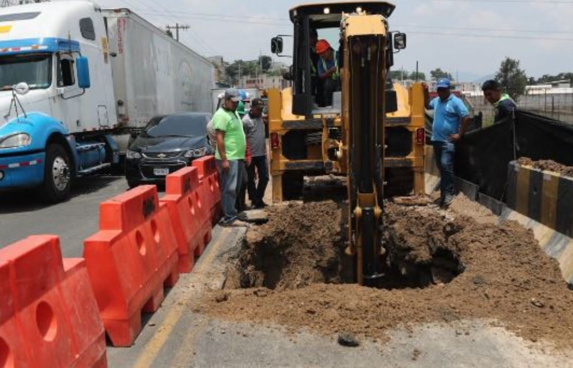 Fuga de agua complica movilidad en San Miguel Petapa y PMT recomienda estas rutas alternas
