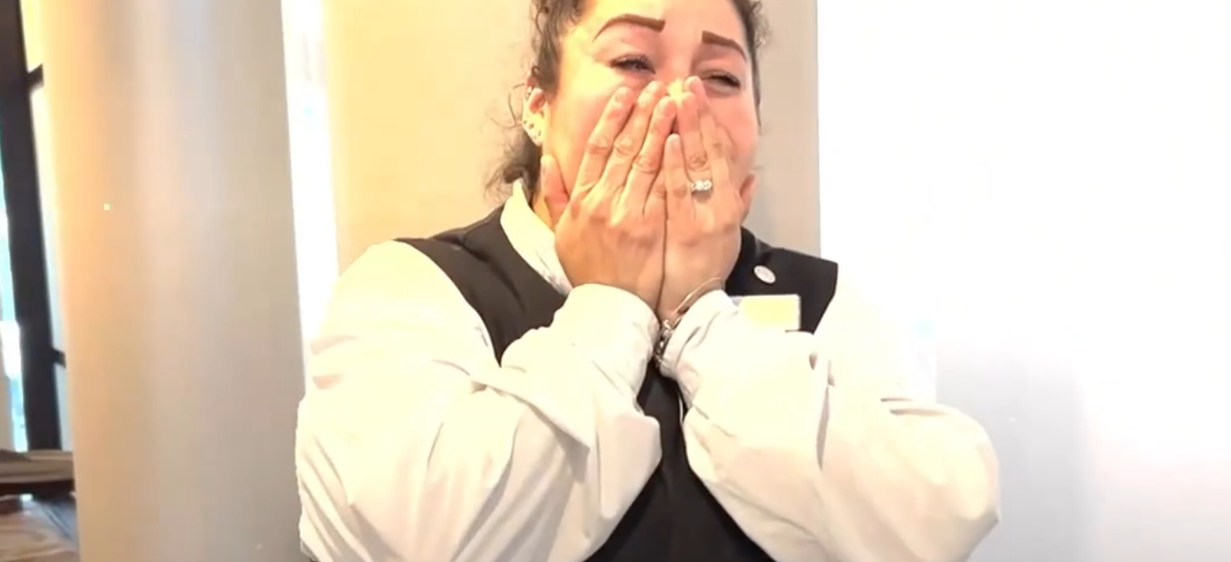 El momento en que una seguidora de Ricardo Arjona rompió en llanto por una sorpresa por el Día de la Madre