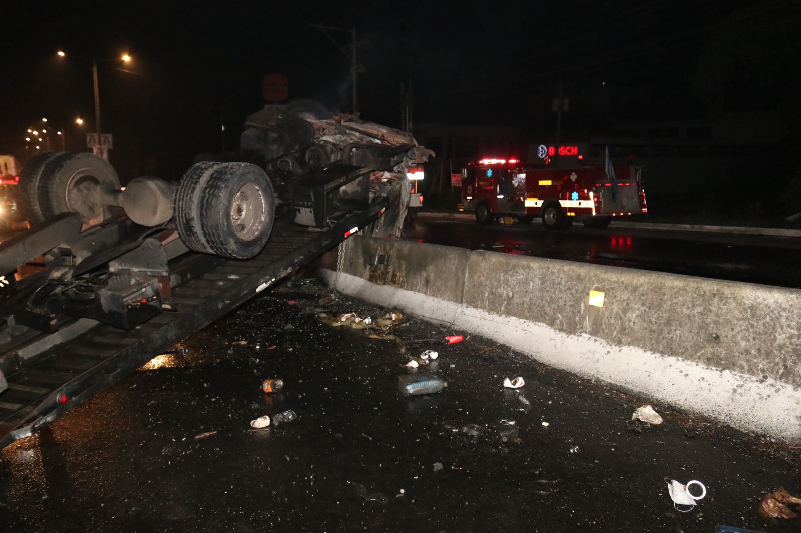 Grúa queda totalmente volcada y se incendia tras fuerte accidente en carretera a El Salvador