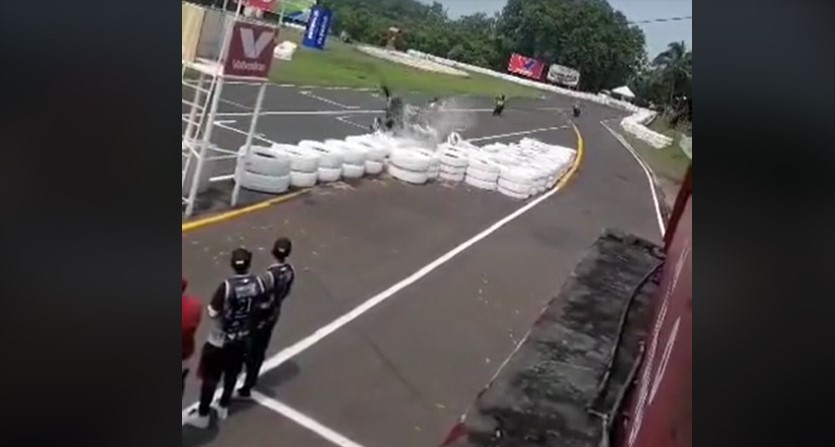 Imágenes: Cámaras captan el momento en que competidores sufren grave accidente durante campeonato de motocrociclismo