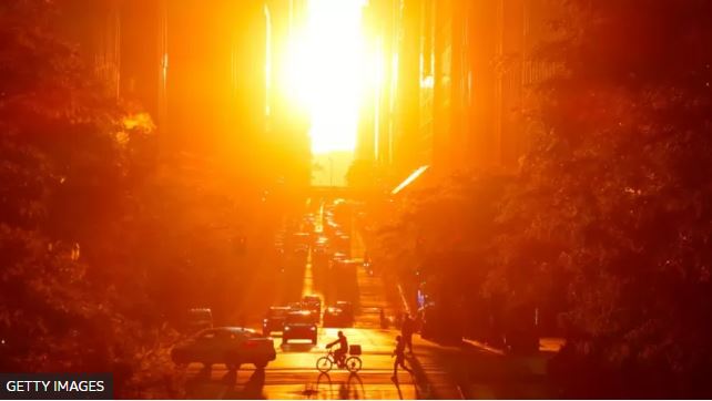 Las espectaculares imágenes del Manhattanhenge, el fenómeno solar que atrae a miles de personas a Nueva York