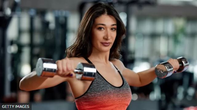 Por qué levantar pesas es fundamental para las mujeres antes y después de la menopausia (más que los ejercicios de movilidad)