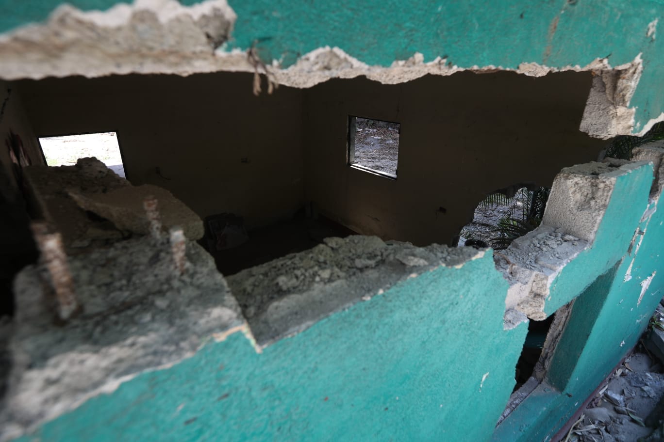 Familias retornan a El Manzanote, donde grandes grietas dividen a la comunidad