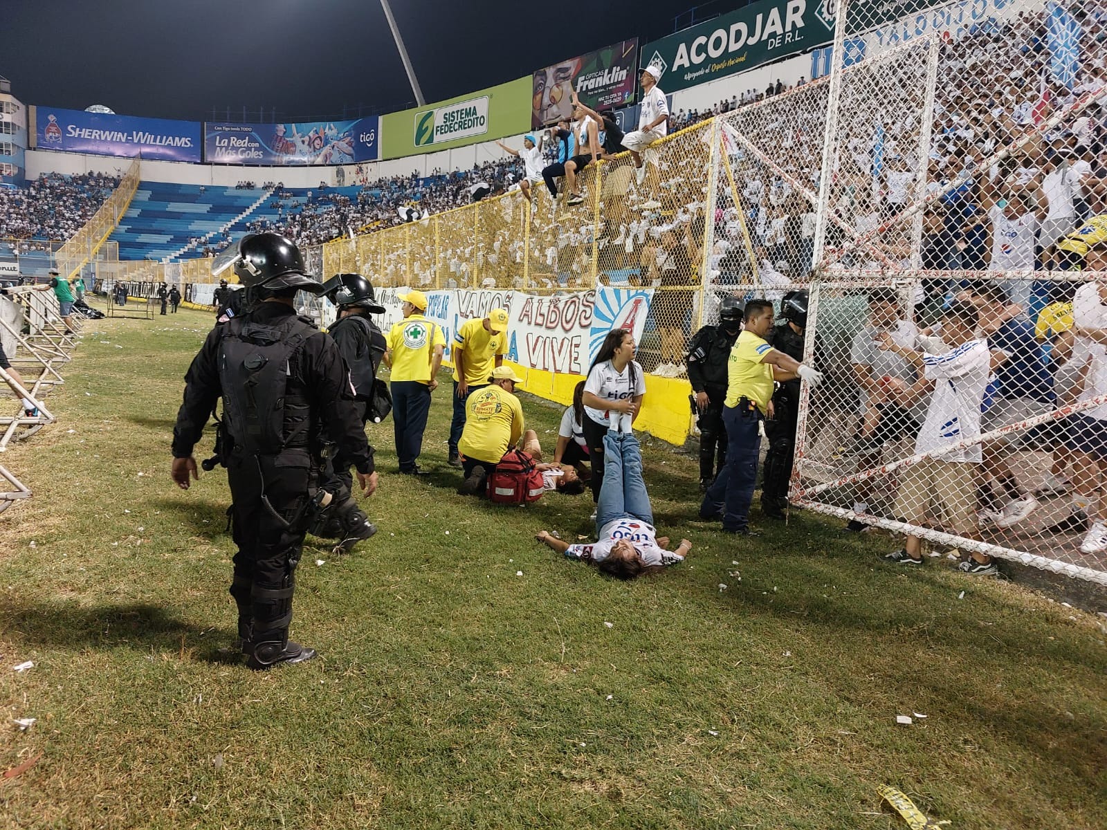 Tragedia en estadio Cuscatlán de El Salvador: estampida se cobra la vida de aficionados al futbol