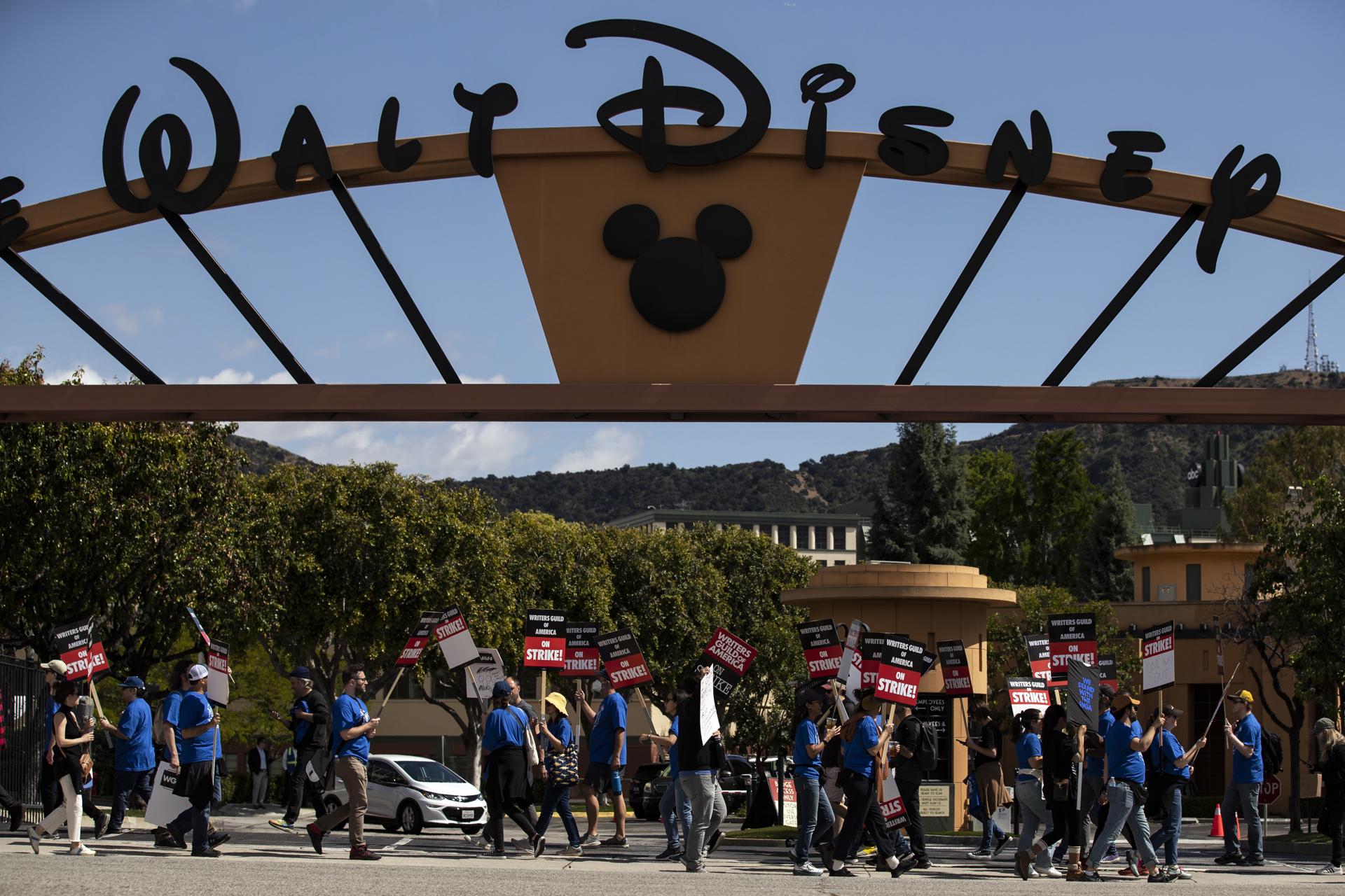 Guionistas de Hollywood paralizan la industria audiovisual con su huelga (producciones afectadas y otras claves de la protesta)