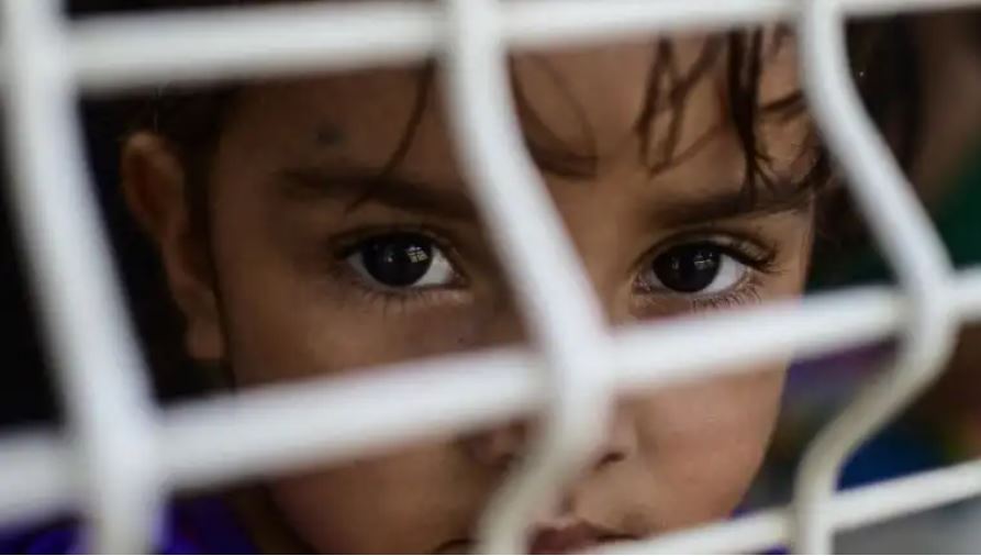 El padre que se reencontró con sus hijas 4 años después de ser separados por la política de tolerancia cero a la migración irregular en EE.UU.