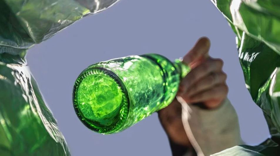 Vidrio o plástico: ¿cuál es mejor para el medio ambiente?