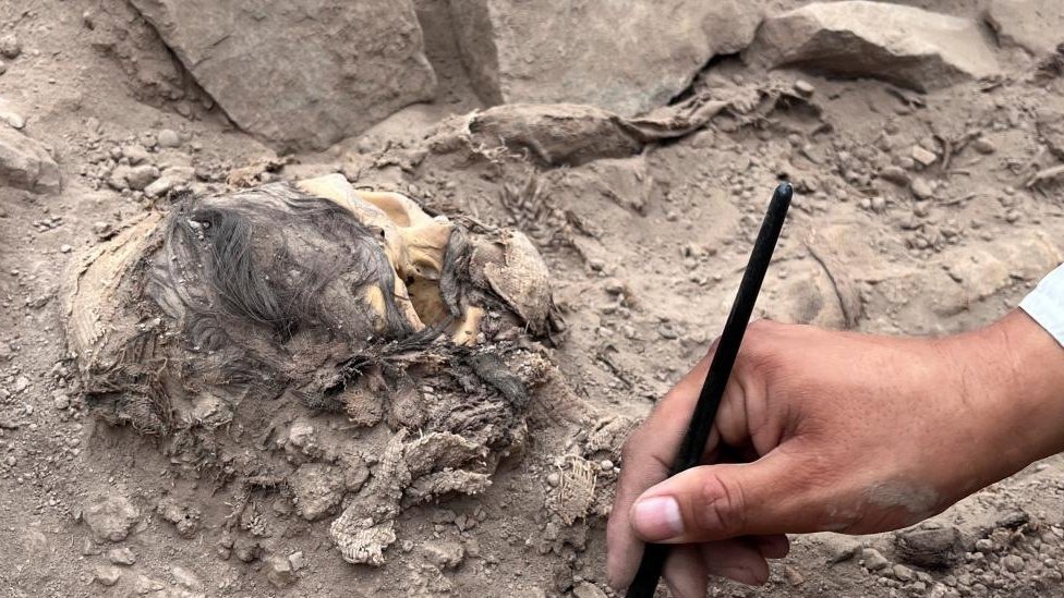 El hallazgo en Perú de una momia en medio de un monumental basurero