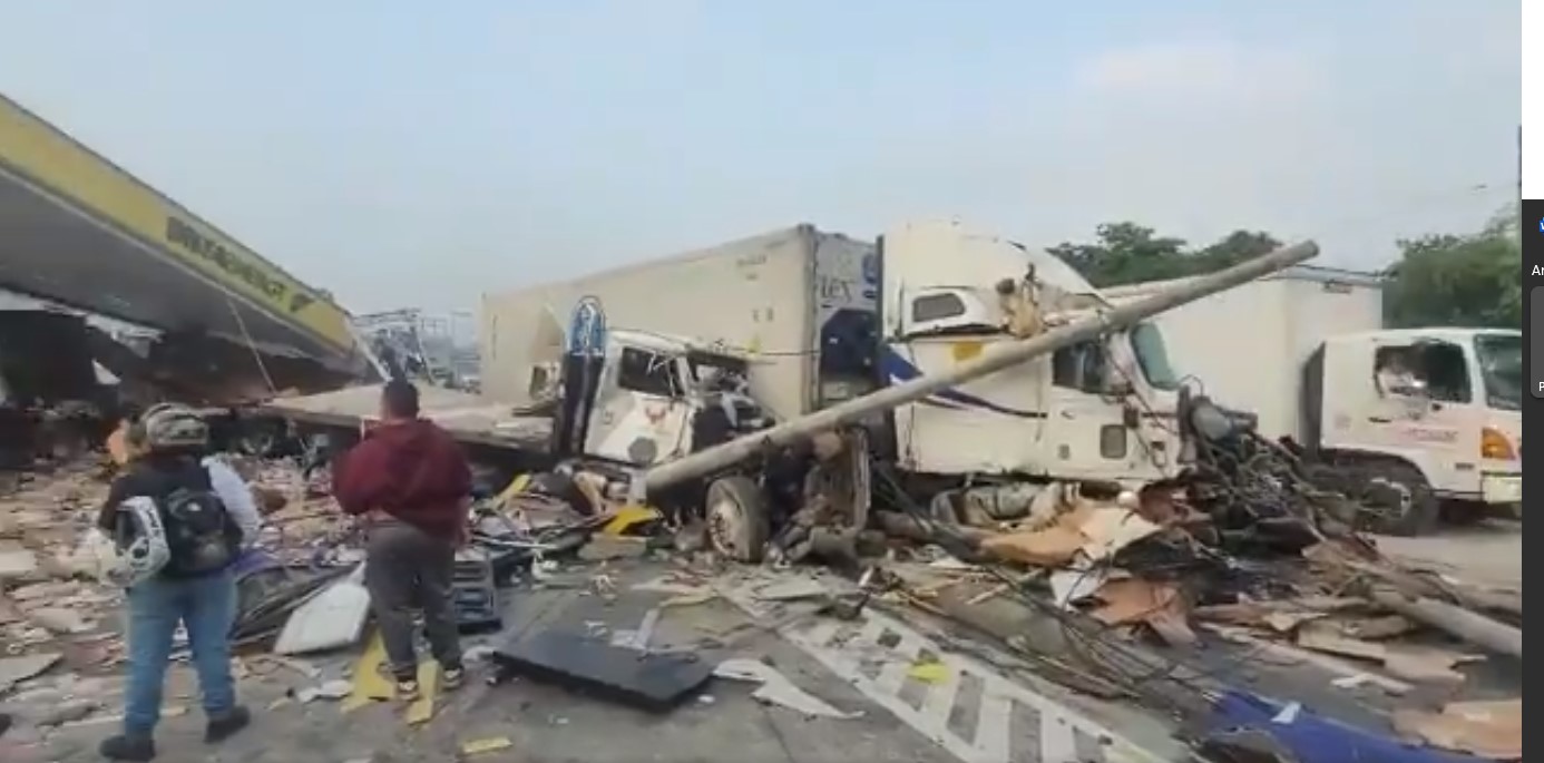 Tráileres chocan con gasolinera y causan cierre del tráfico en ruta al Atlántico