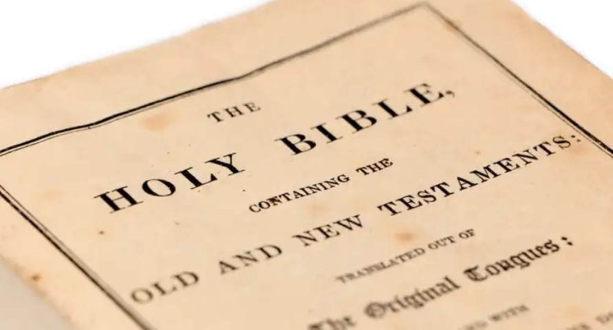 Las escuelas en Estados Unidos que prohibieron la Biblia por “vulgar y violenta”