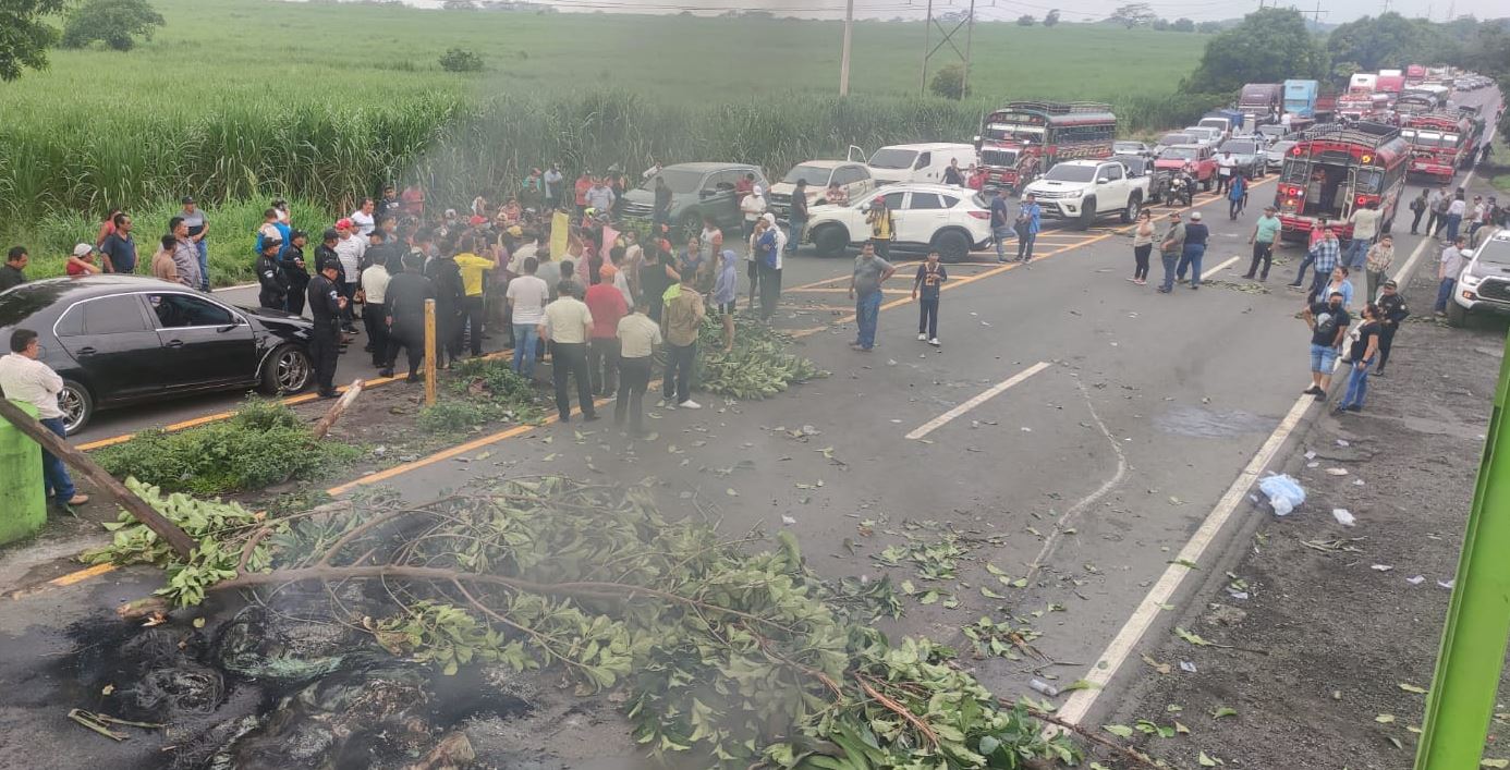 Madres de familia bloquean la ruta CA-2 para exigir maestros para escuela de aldea Florido Aceituno, Escuintla