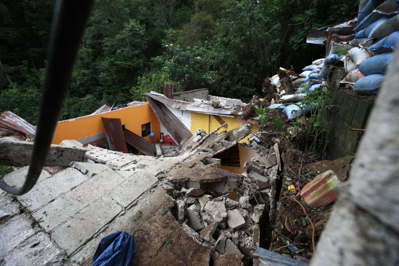 PAREDÓN SOBRE CASA EN LA ZONA 16