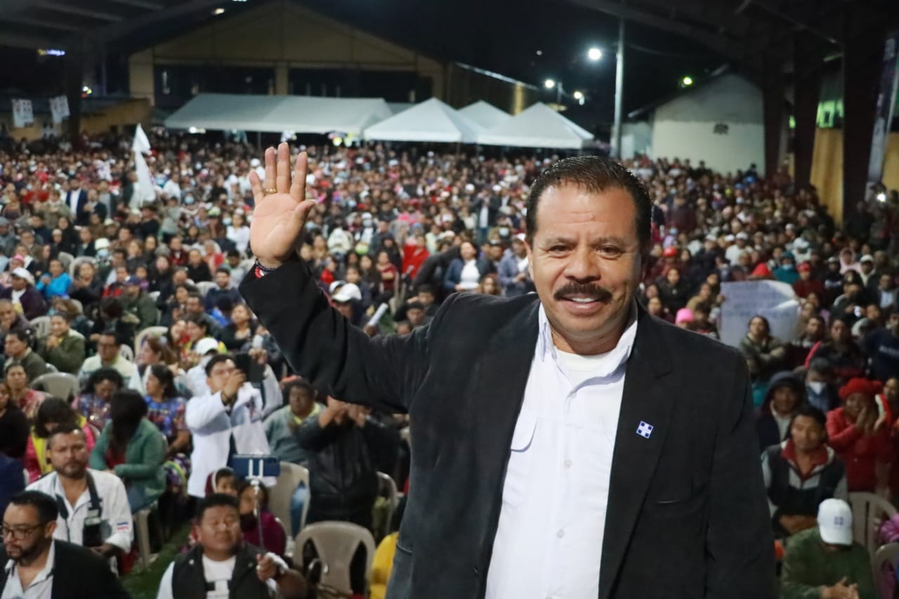 Quetzaltecos reeligen a Juan Fernando López como alcalde